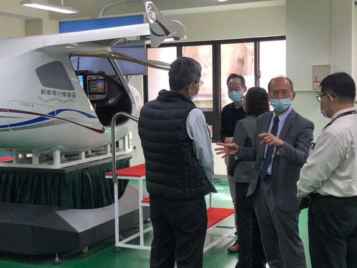 外交部中部辦公室處長等人參訪本校航空大樓圖片