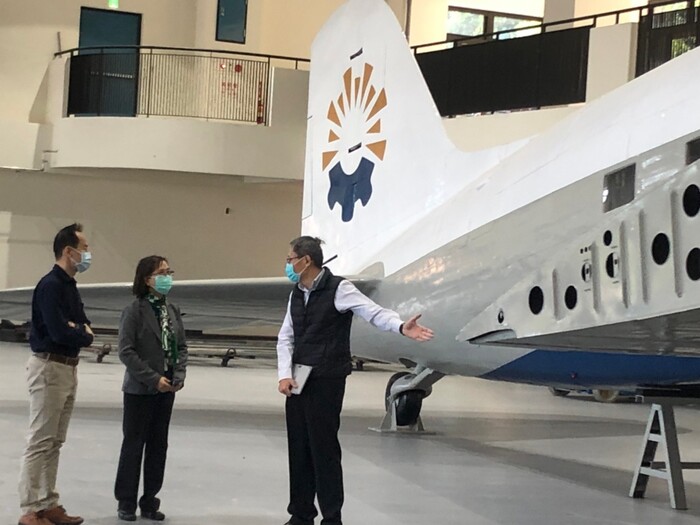 外交部中部辦公室處長等人參訪本校航空大樓圖片