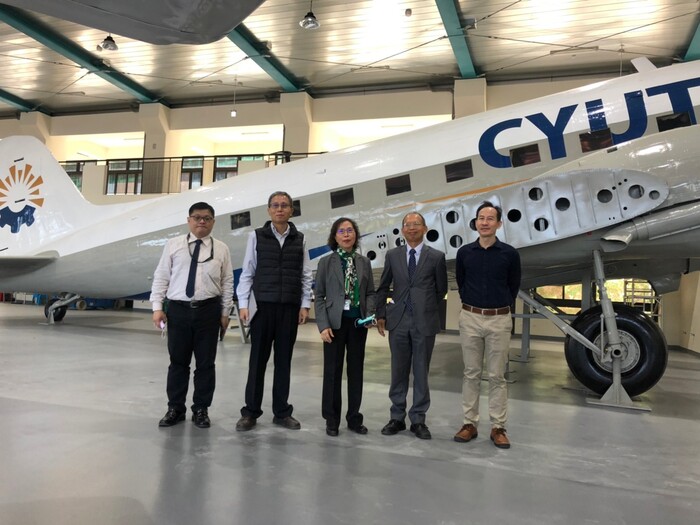 外交部中部辦公室處長等人參訪本校航空大樓圖片